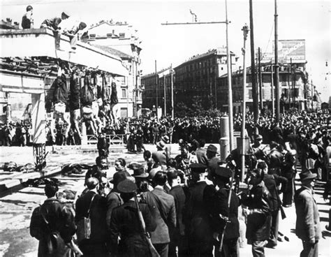 The Dead Bodies of Benito Mussolini, His Mistress Claretta。